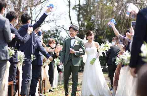 ゲストへ感謝を伝える、アットホームな結婚式の挙式画像