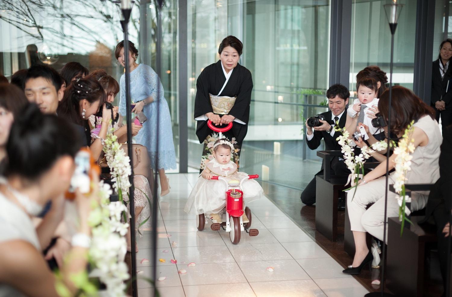 愛娘が結婚の立会人のファミリーウエディングの挙式画像