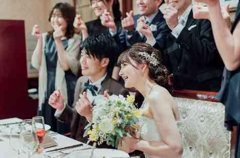 ゲストの皆様との絆を感じられる 明るく温かい結婚式の披露宴画像