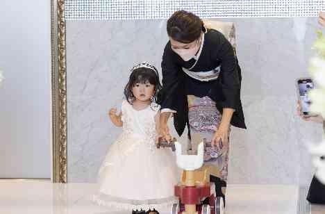 大切な愛娘と一緒にウエディングパーティをの挙式画像