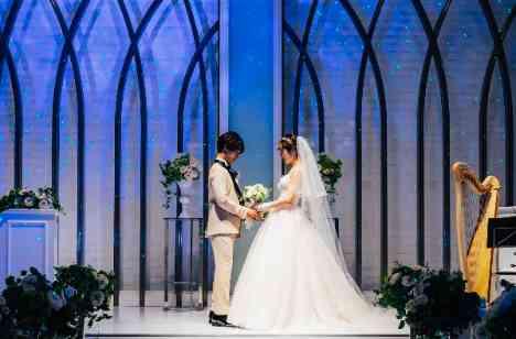 キラキラに彩った空間でゲスト参加型Weddingの挙式画像