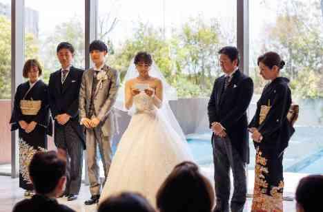 家族と友人のWedding partyの挙式画像