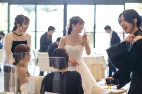 家族と友人のWedding partyの披露宴画像