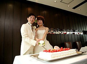 笑顔いっぱいのレストランウェディングの挙式実例画像
