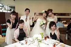 笑顔いっぱいのレストランウェディングの披露宴画像