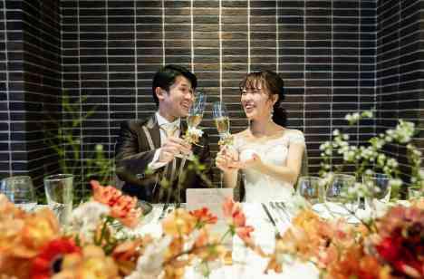 ゲストと一体になって楽しみ感謝を伝える結婚式の披露宴画像