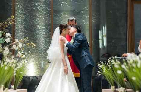 心温まる Family Weddingの挙式画像