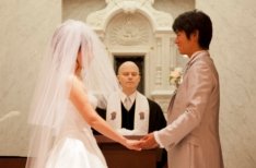 ゲストとともに楽しむおふたりらしいウエディングの挙式画像