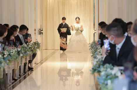 思いやりあふれたおふたりらしい結婚式♡の挙式画像