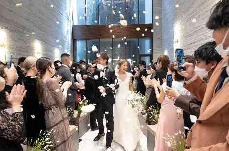 トレンド感溢れるFamily Weddingの挙式画像