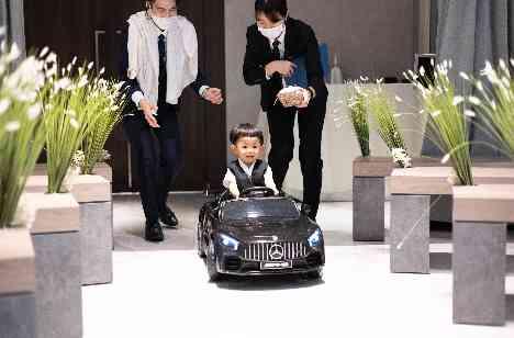 トレンド感溢れるFamily Weddingの演出画像