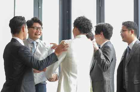 お二人もゲストの方も最高の笑顔に溢れた一日の準備・打ち合わせ画像