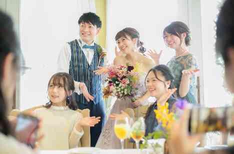 想い出のつまった場所での結婚式とパーティの披露宴画像
