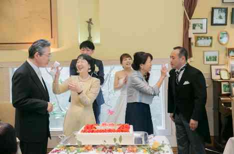 想い出のつまった場所での結婚式とパーティの演出画像
