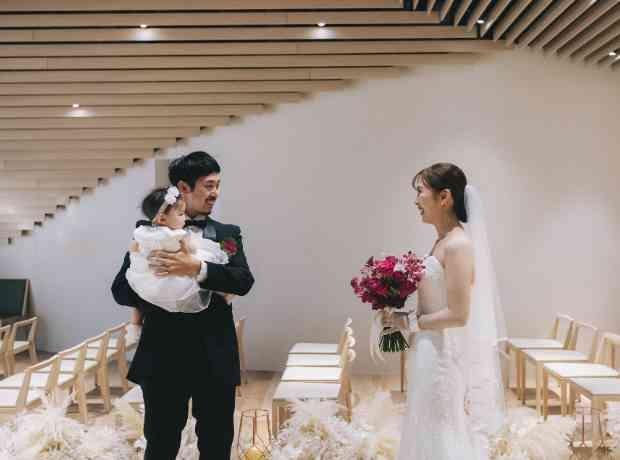 お子様と3人で挙げる思い出に残る結婚式の挙式実例画像
