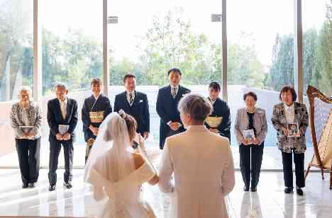 家族の思いがあふれる心温まるweddingの挙式画像