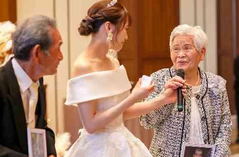 家族の思いがあふれる心温まるweddingの披露宴画像