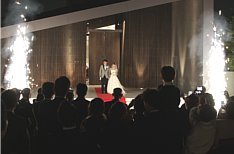 キャンドルが煌くナイトウェディングの挙式画像
