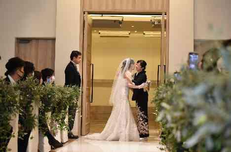 緊張せず過ごせる「ホームパーティ」のような結婚式の挙式画像