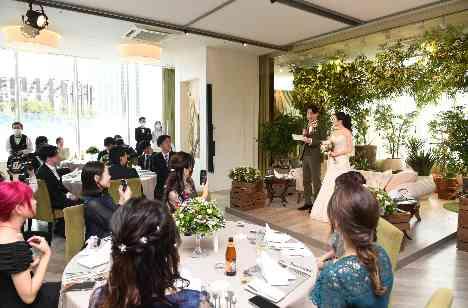緊張せず過ごせる「ホームパーティ」のような結婚式の披露宴画像