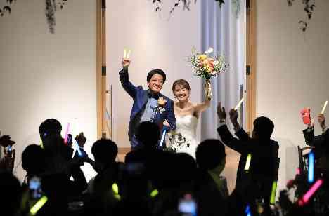 【旅】がテーマの沖縄挙式後のWeddingの披露宴画像