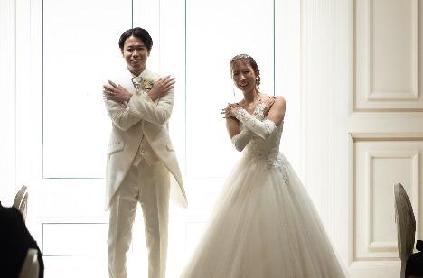 ゲストに囲まれて笑顔溢れるパーティーの披露宴画像