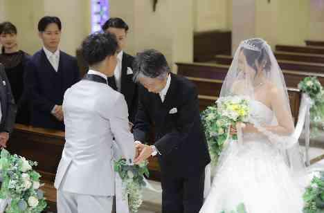 みんな和気あいあい！家族としての絆がより深まった日の挙式画像