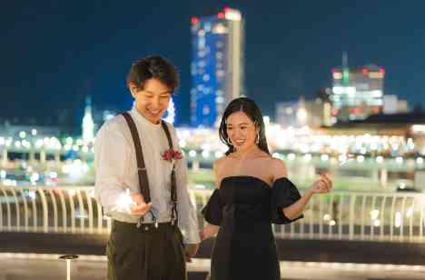 春風と自然光に包まれるおしゃれウェディングの演出画像