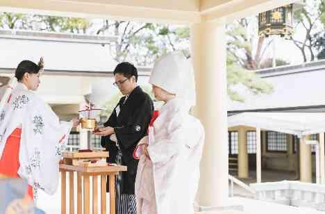 美味しいお食事を楽しみながらゆったりと過ごす一日の挙式画像