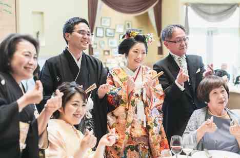 美味しいお食事を楽しみながらゆったりと過ごす一日の披露宴画像