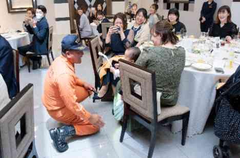 笑顔と涙で溢れた華やかなウエディングパーティの演出画像