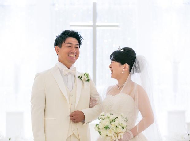 白亜の邸宅で笑顔溢れる一日を過ごす最高の時間の挙式実例画像