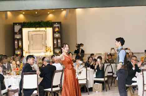 笑顔がたくさん溢れるアットホームな結婚式の披露宴画像
