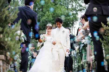 お二人らしさが溢れたアットホームな結婚式の挙式画像