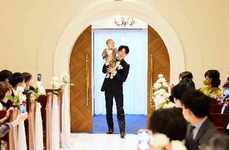 お子様と3人で叶えるあったかWeddingの挙式画像