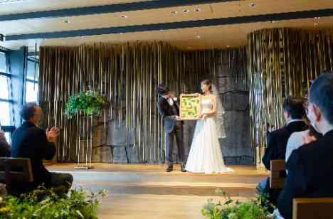 【OVER AND】ゲストとつくるお二人の結婚式の挙式画像