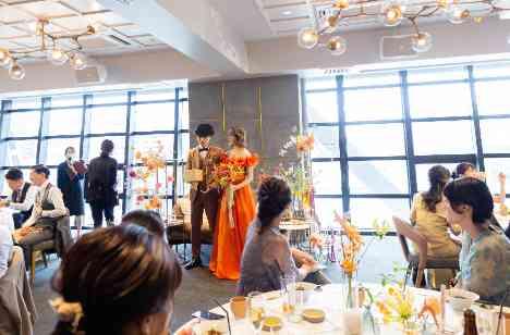 【OVER AND】ゲストとつくるお二人の結婚式の披露宴画像