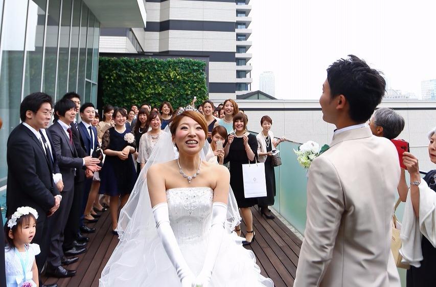 笑顔に満ち溢れたお二人の結婚式の挙式画像