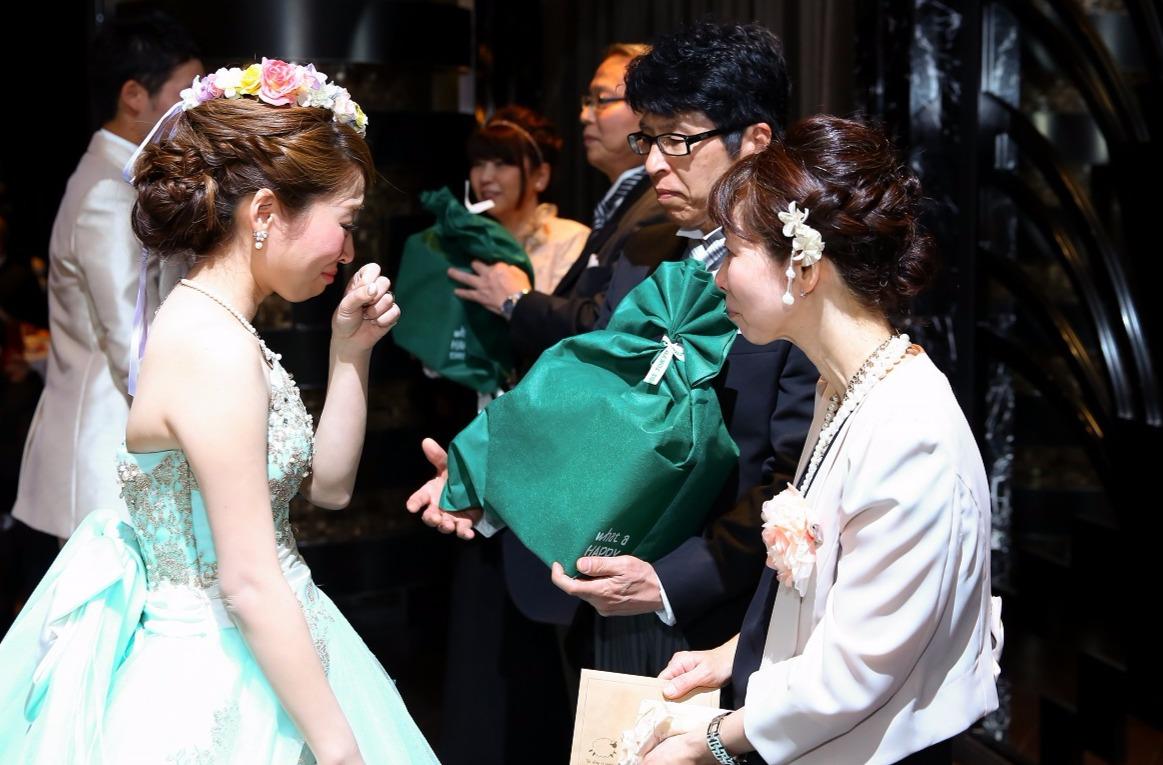 笑顔に満ち溢れたお二人の結婚式の披露宴画像