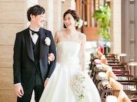 テラスで過ごすプライベートウェディングの挙式実例画像