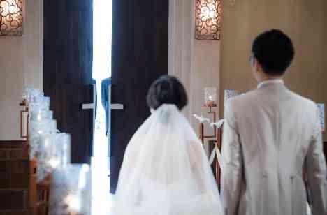 家族と大切な人へ感謝を伝えるWEDDINGの挙式画像