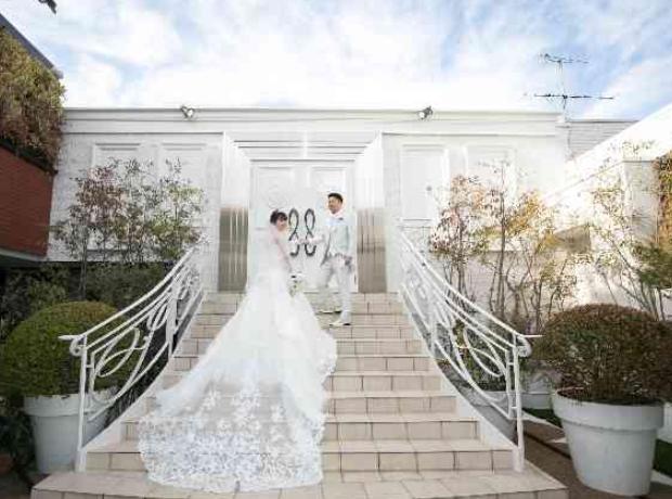 光輝く空間でおふたりや皆様も輝く笑顔の結婚式の挙式実例画像