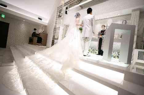 光輝く空間でおふたりや皆様も輝く笑顔の結婚式の挙式画像