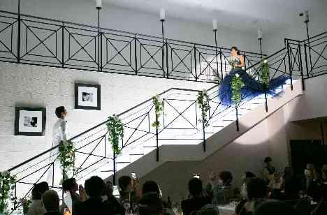 光輝く空間でおふたりや皆様も輝く笑顔の結婚式の演出画像
