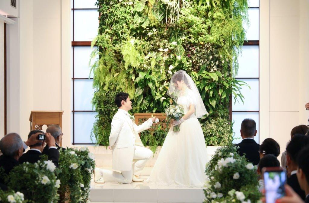 「緑溢れる会場で叶えるサプライズウェディング♪」の挙式画像