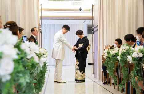 親族・友人の皆様と楽しむWEDDINGの挙式画像