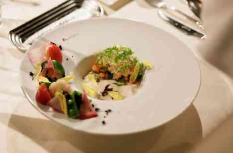 自分たちらしいスタイルで過ごす会食会の披露宴画像