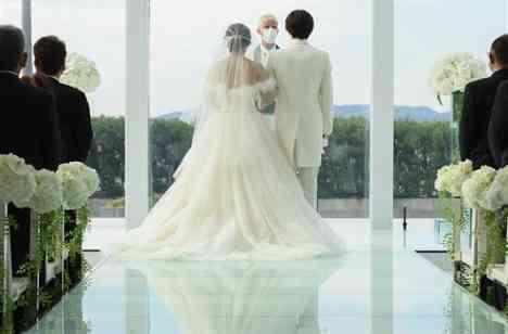 まるで南国リゾート地!?神戸での結婚式の挙式画像