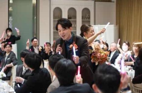 ユーモラスな演出で皆んなが一緒に盛り上がる1日の披露宴画像