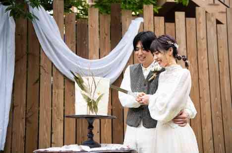 素材のままを意識したシンプルなご結婚式の披露宴画像